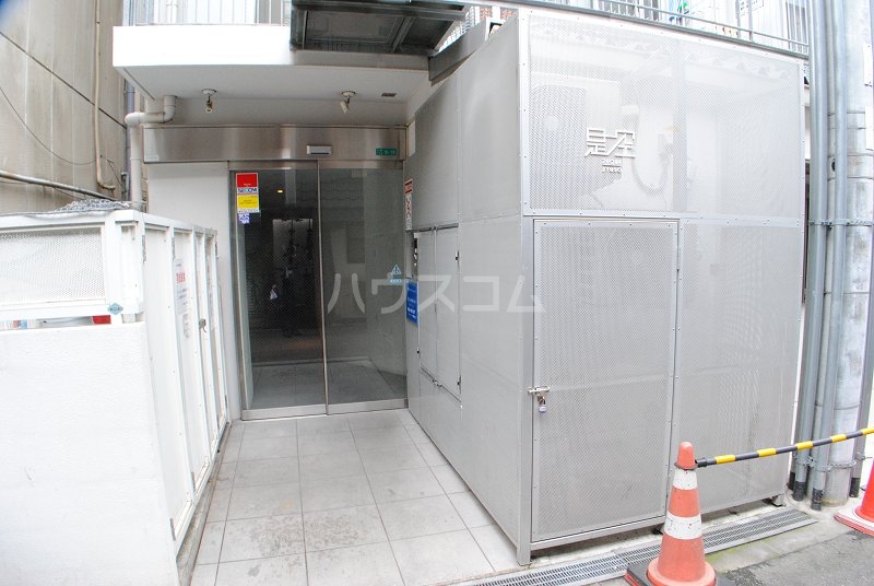 18/28 エントランス