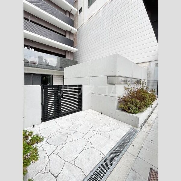 21/26 エントランス