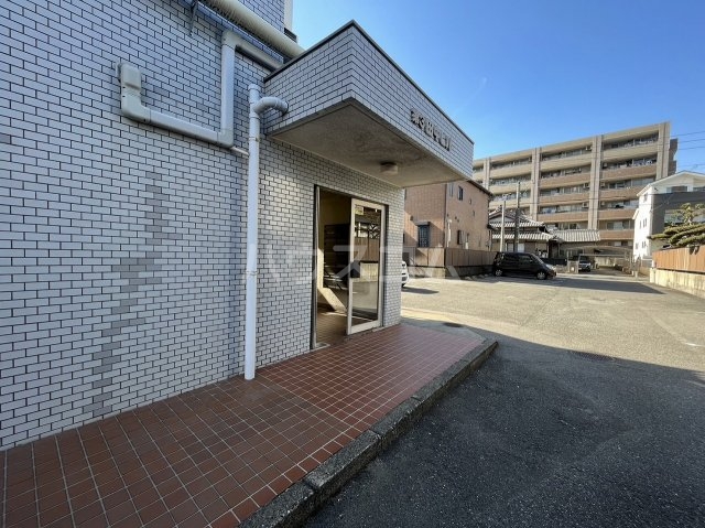 23/25 エントランス