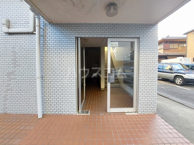 27/30 エントランス