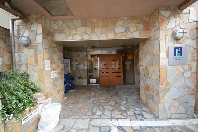 24/30 エントランス