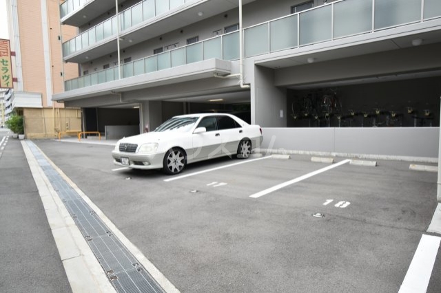 27/30 駐車場