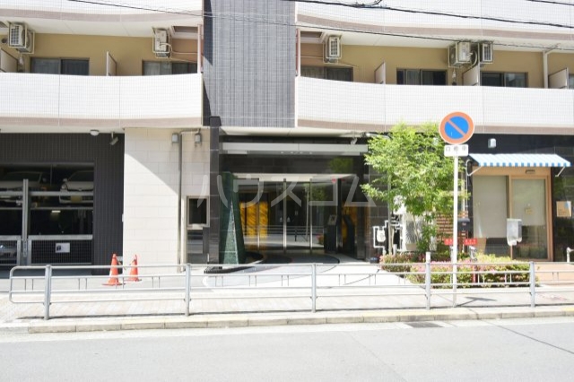 24/30 エントランス