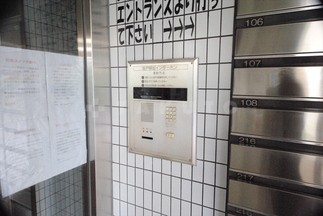 27/30 エントランス