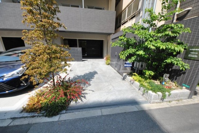 24/30 エントランス