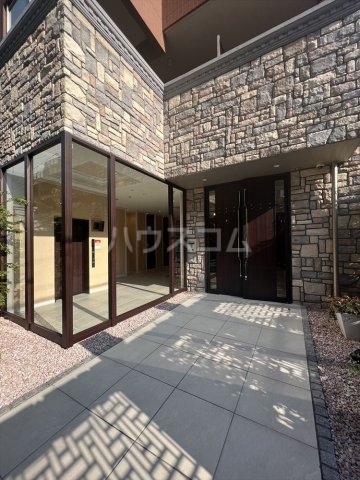 24/30 エントランス