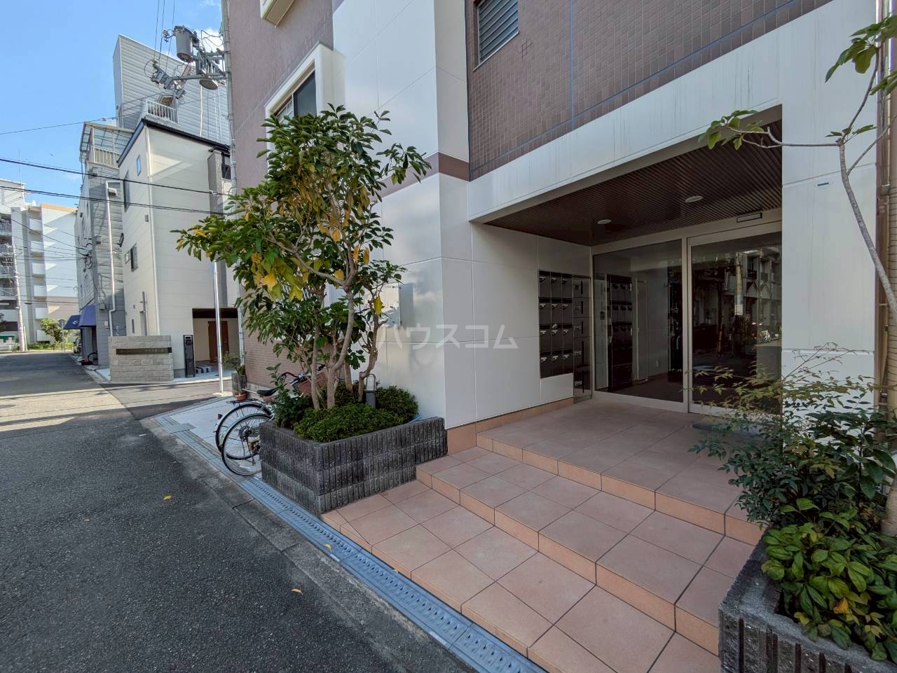 24/30 エントランス