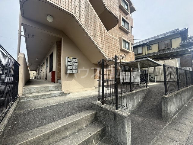 22/27 エントランス