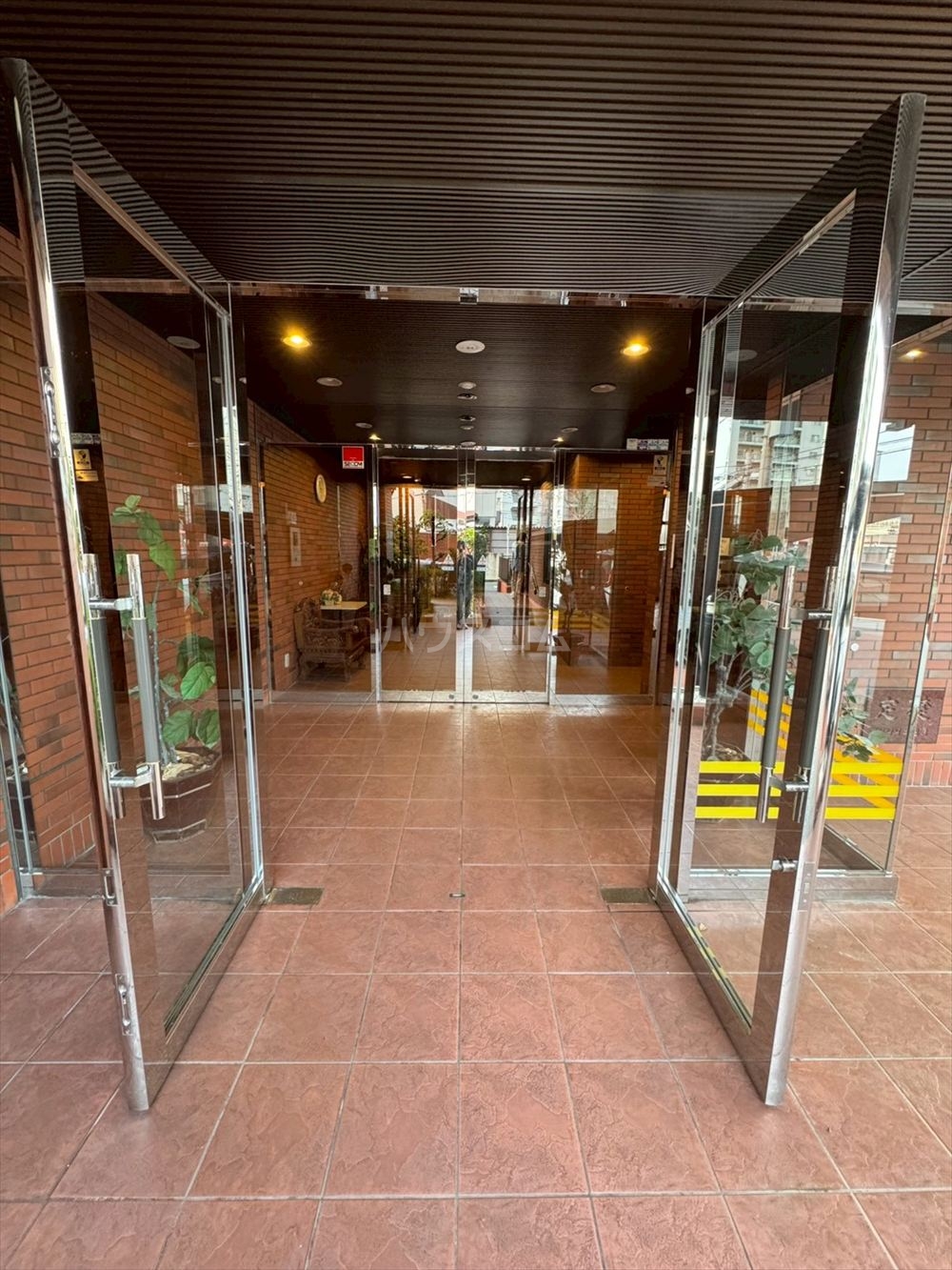 2/4 エントランス