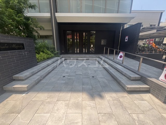 27/30 エントランス