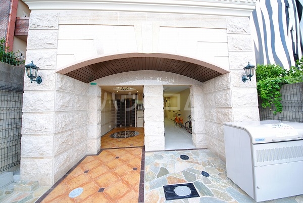 23/30 エントランス