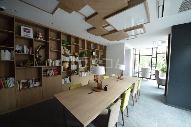 28/30 エントランス