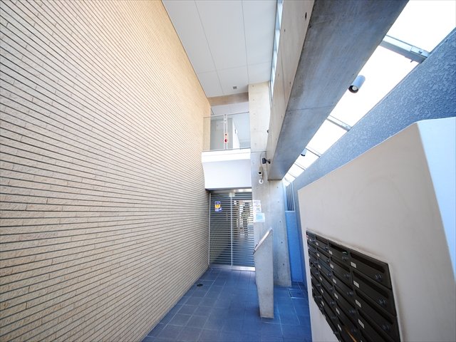 18/27 エントランス