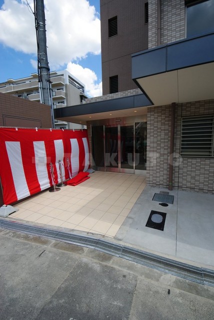 27/30 エントランス