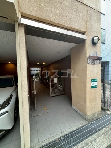 28/30 エントランス