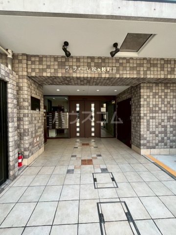 24/30 エントランス