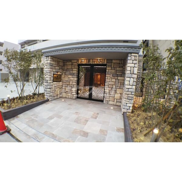 19/30 エントランス