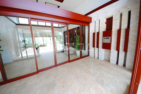 19/27 エントランス