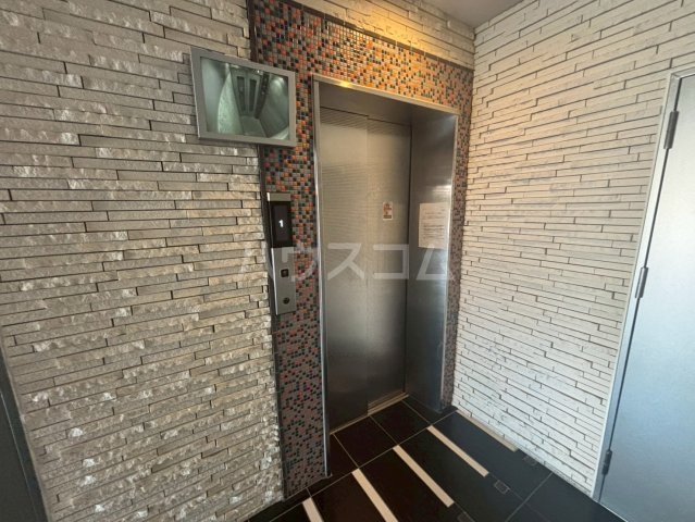 27/30 エントランス