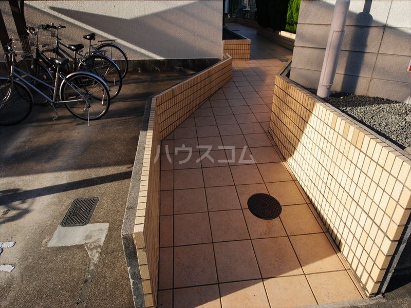 16/21 エントランス