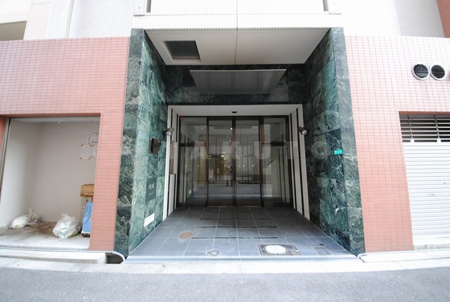 18/27 エントランス