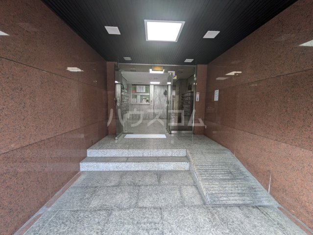 21/30 エントランス