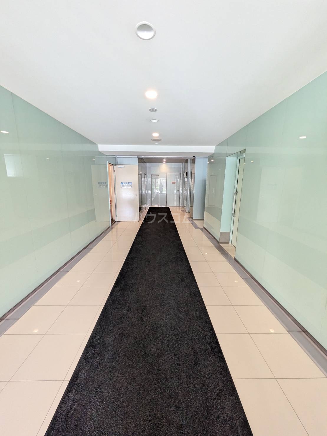 24/30 エントランス