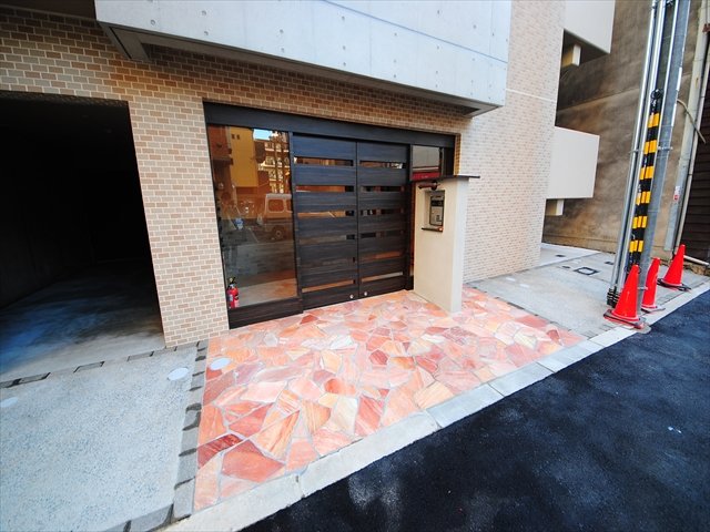 18/27 エントランス