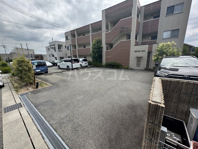 21/28 駐車場