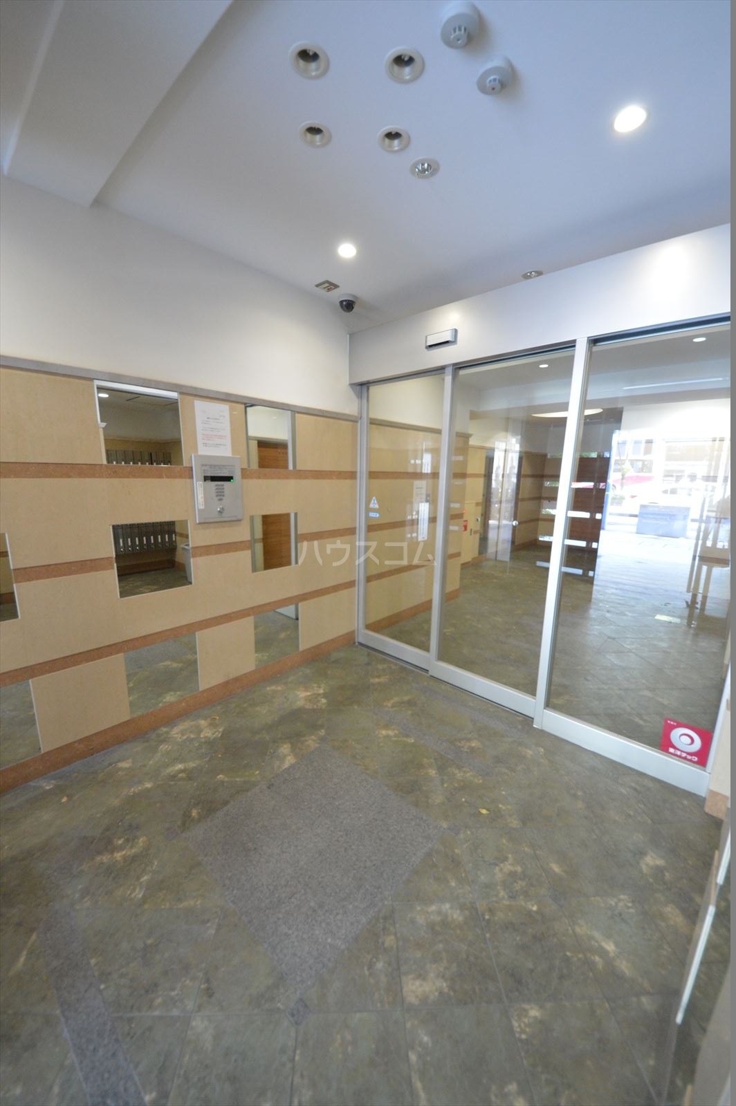 24/30 エントランス