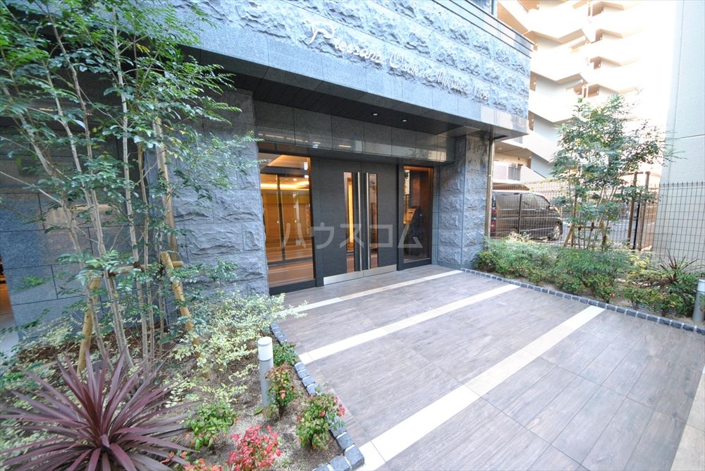 24/30 エントランス