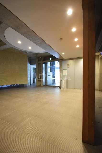 23/28 エントランス