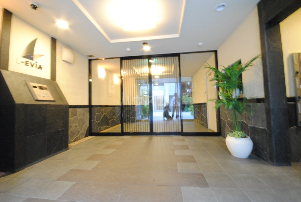 23/30 エントランス