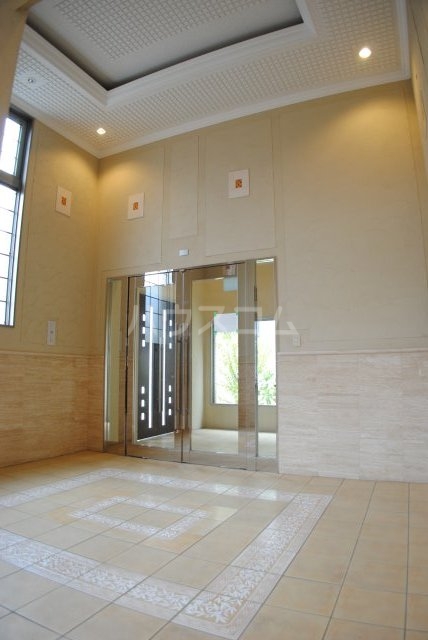 18/25 エントランス