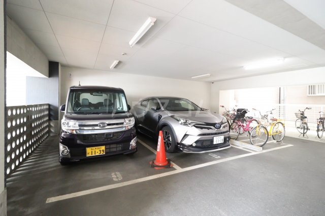27/30 駐車場