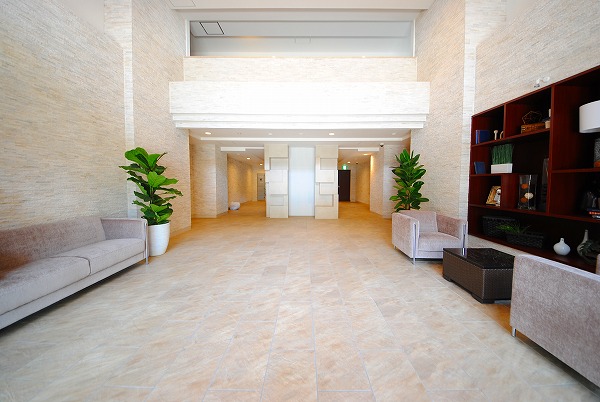 27/30 エントランス