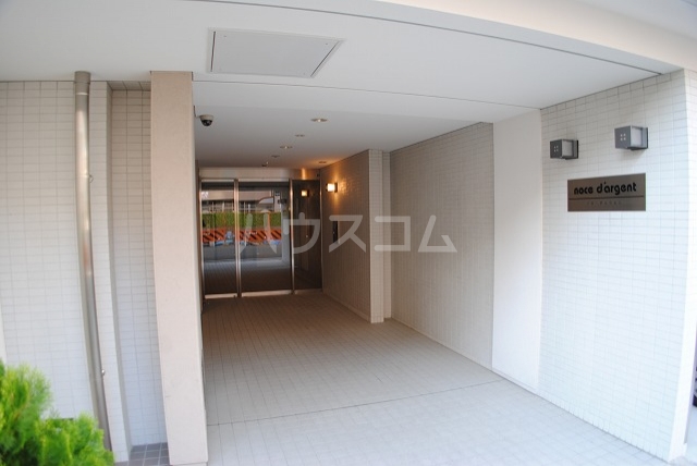 18/28 エントランス