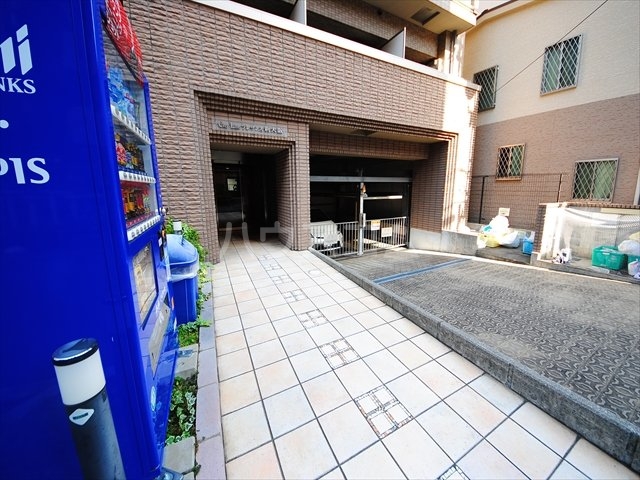 28/30 エントランス