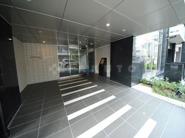 27/30 エントランス