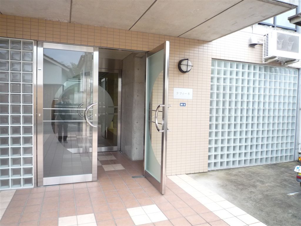 28/30 エントランス