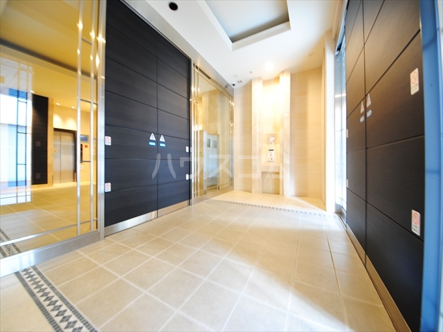 18/28 エントランス