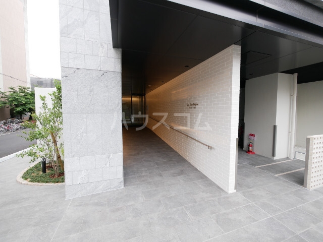 27/30 エントランス