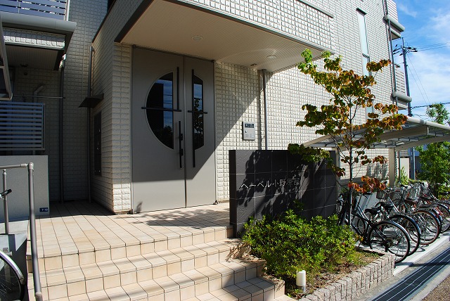 23/30 エントランス