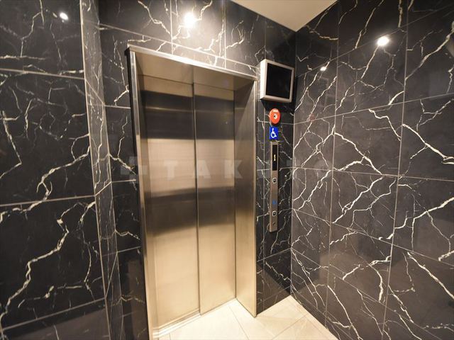 27/30 エントランス