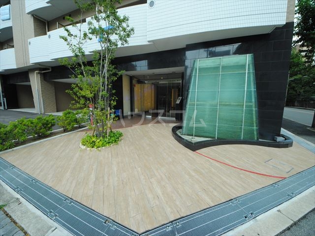 26/30 エントランス