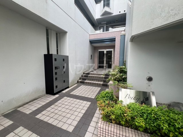 28/30 エントランス