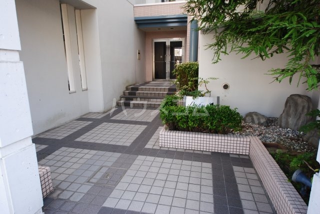 21/30 エントランス