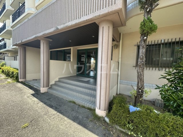 19/27 エントランス