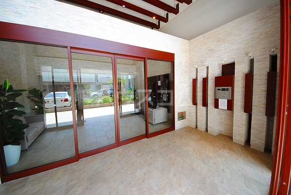 18/27 エントランス