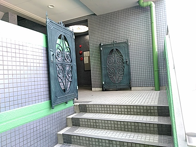 22/27 エントランス